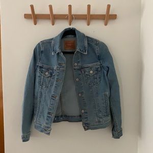 Light wash Levi’s denim jacket